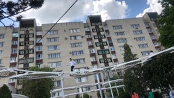 Табличку с запретом залезать по осветительным конструкциям поместят в сквере на севере Ставрополя