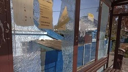 Вандалы разгромили остановочный павильон в Михайловске