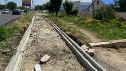 В Михайловске затянувшийся ремонт тротуара объяснили частыми дождями