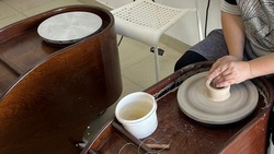 Жительница Михайловска расширила гончарную мастерскую благодаря соцконтракту