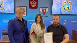 В Шпаковском округе 20 молодым семьям вручили сертификаты на покупку жилья
