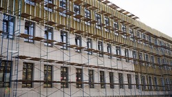 Обустройство кровли и фасада проводят в строящейся школе Ставрополя