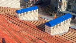 Пострадавшие от январского урагана крыши семи многоквартирных домов ремонтируют в Ставрополе и Грачёвке